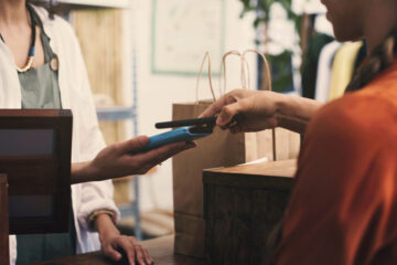 Client payant dans un magasin via une solution SoftPOS et mPOS