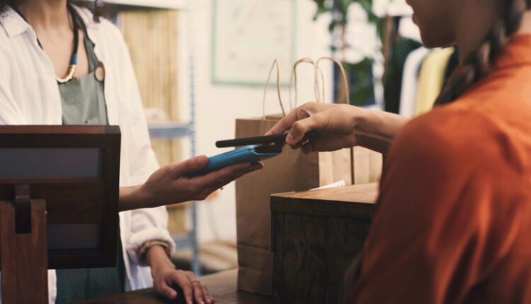 Client payant dans un magasin via une solution SoftPOS et mPOS